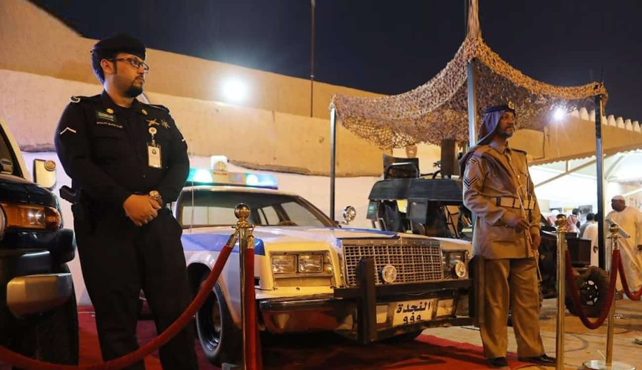 بالصور.. الزي الرسمي لأول رجل أمن سعودي يجذب زوار "الجنادرية 33"
