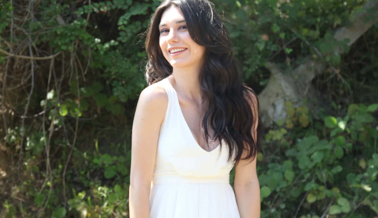 بالصور.. ممثلة تركية شهيرة ترتدي لباسا «فاضحا» في حفل زفافها!