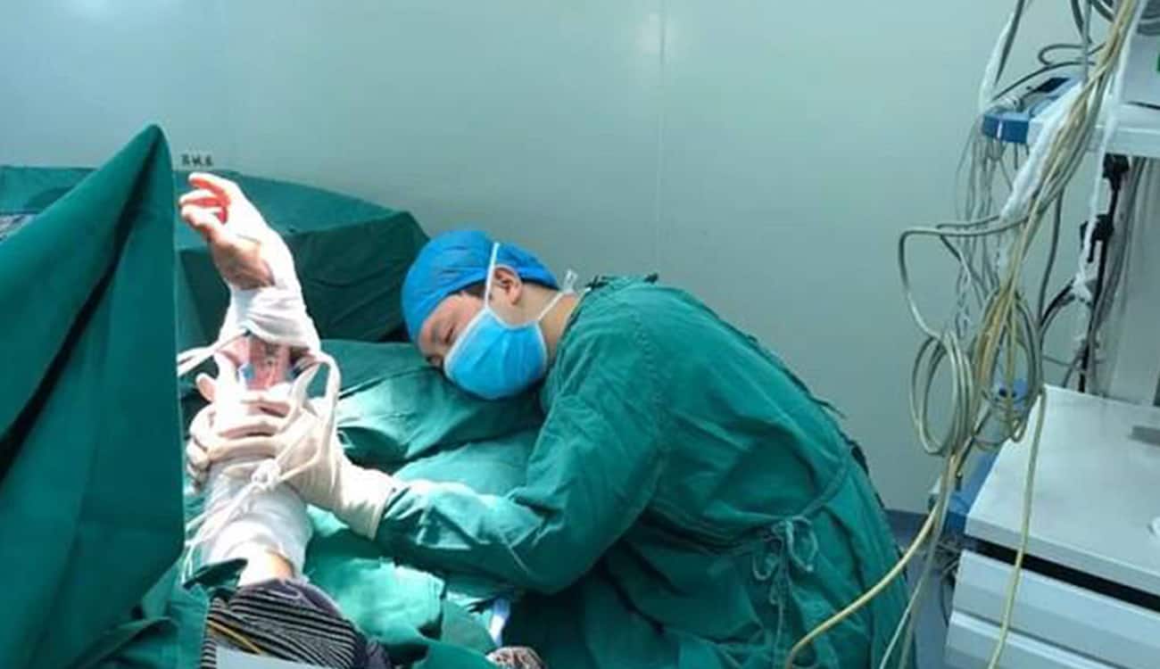 أجرى 6 عمليات متواصلة.. صورة مؤثرة لجراح متفان نام حاملا ذراع مريضه