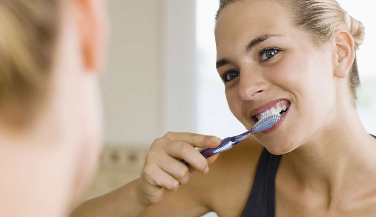 تنظيف أسنانك مرتين يوميًا يحميك من "الزهايمر"!