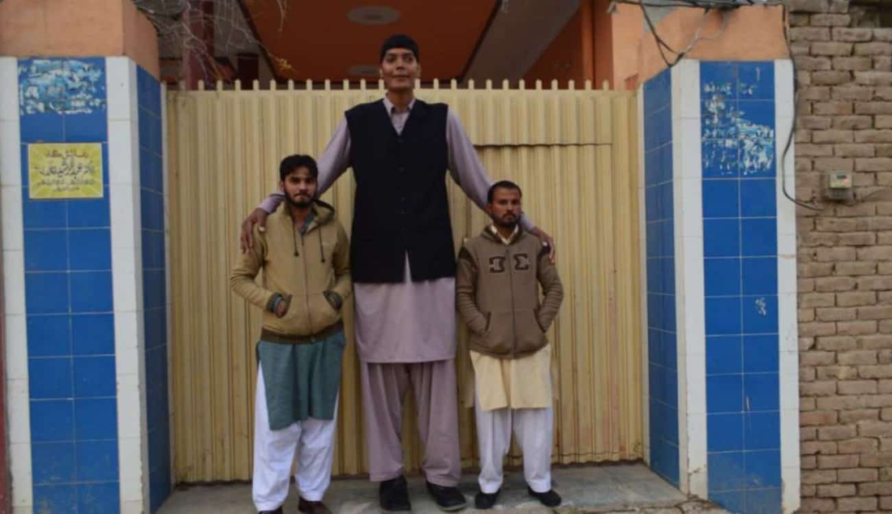 بالفيديو.. أطول رجل في باكستان يكافح من أجل الزواج!