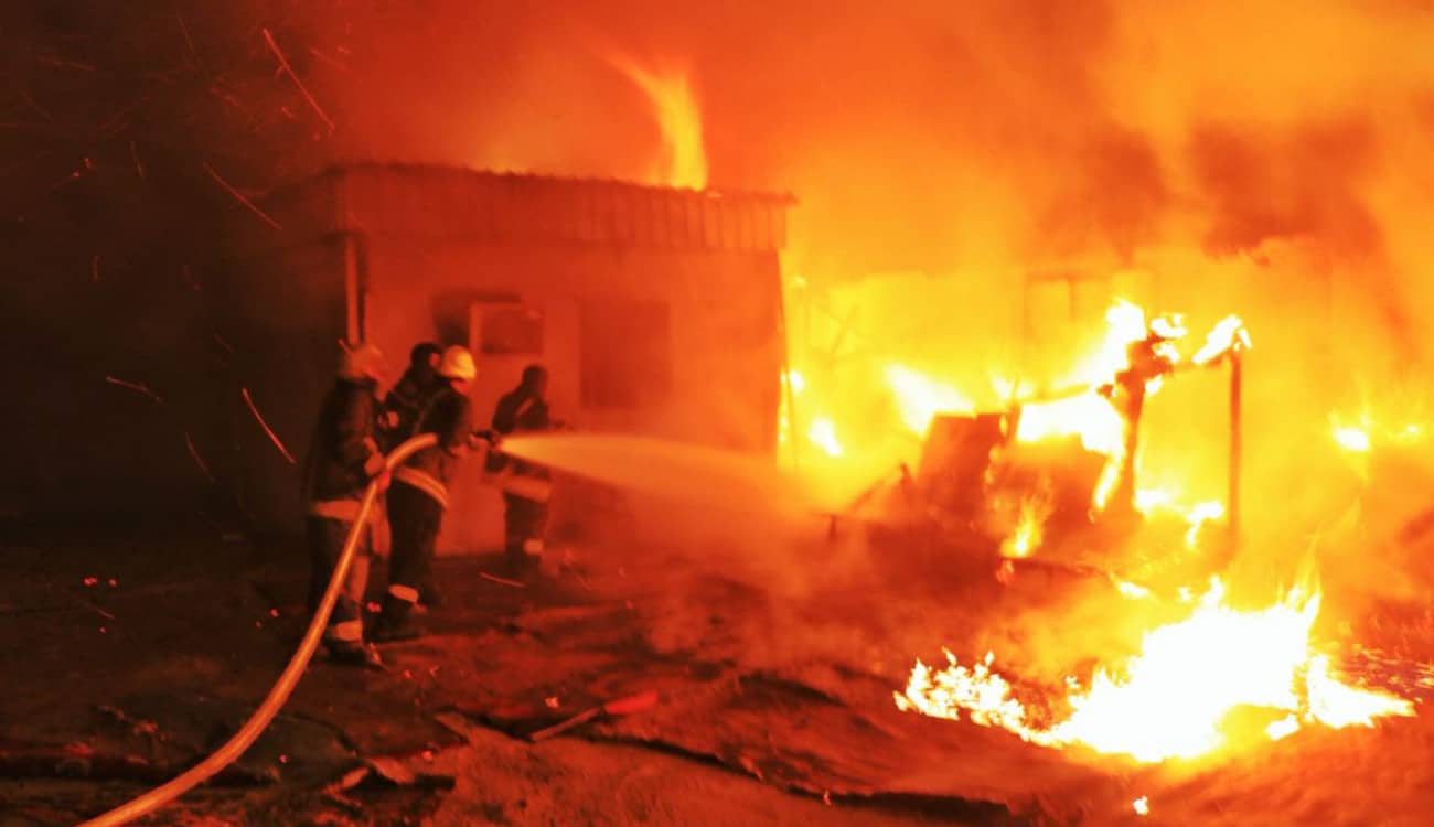 حريق يحاصر امرأة وابنها في بريدة.. والدفاع المدني ينقذهما