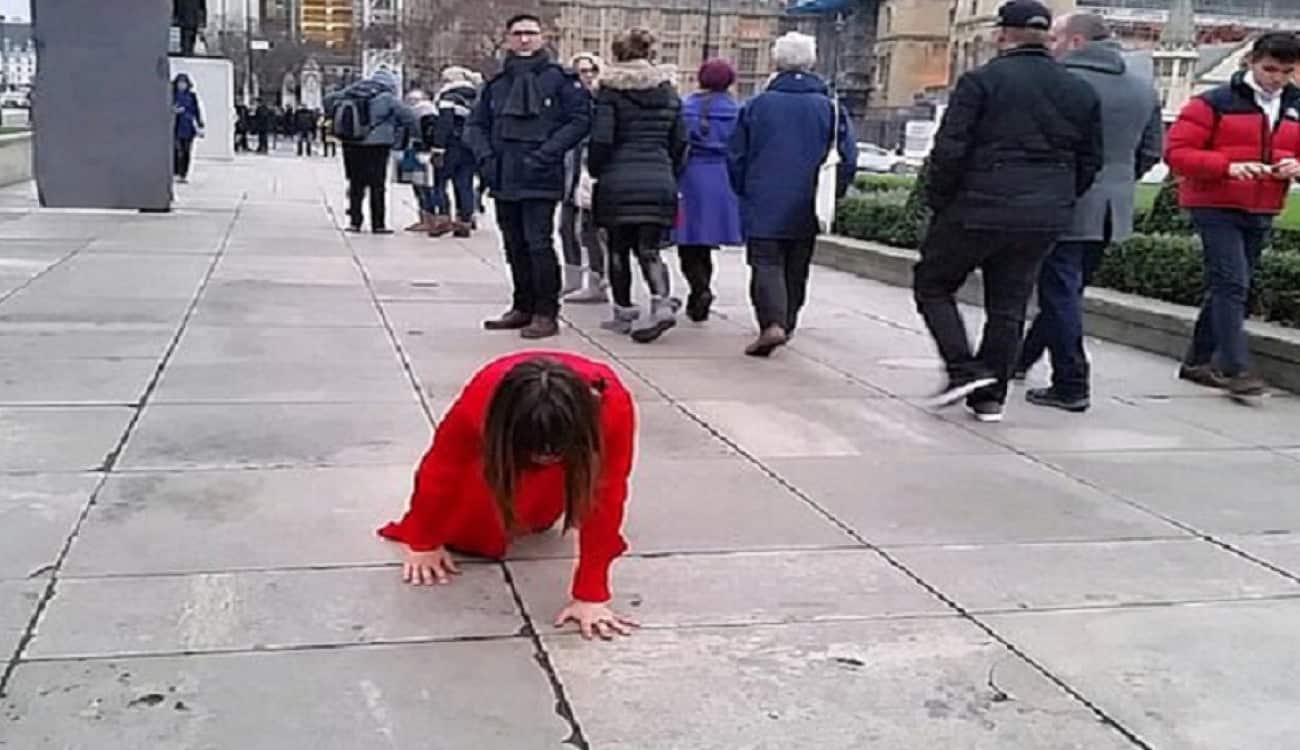 بالفيديو. امرأة غريبة تفجر الحيرة في لندن بسبب طريقة سيرها