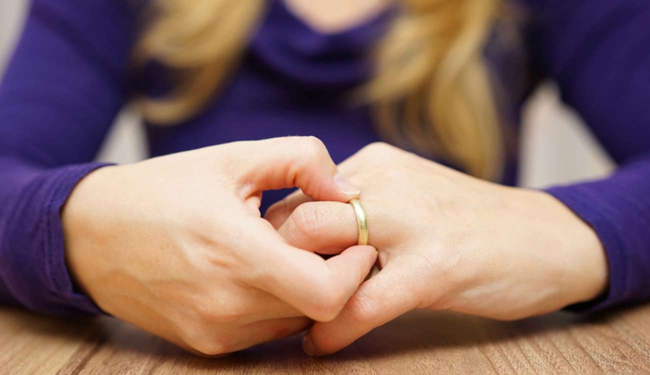 بعد عام من الزواج تطلب الخلع: أصابع زوجي توذيني نفسيًا