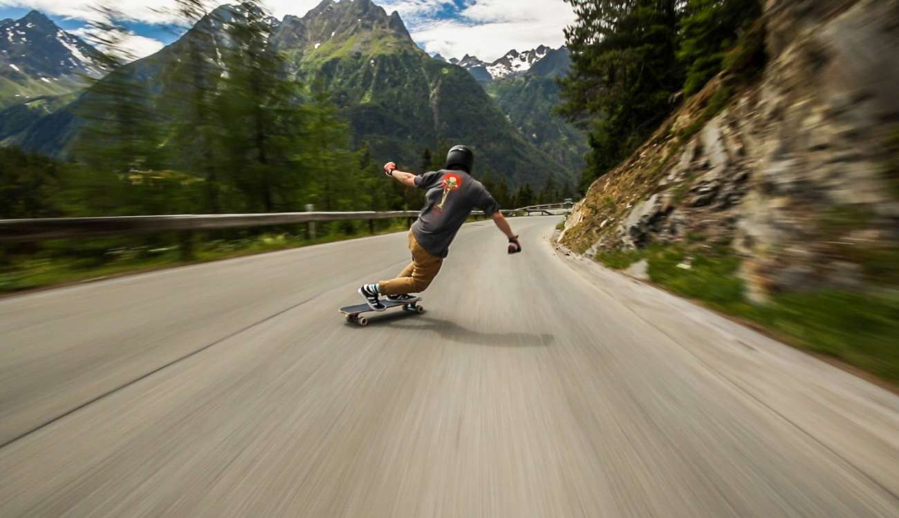 فيديو مدهش.. مراهق يتزلج على طرق جبال الألب المتعرجة بسرعة فائقة