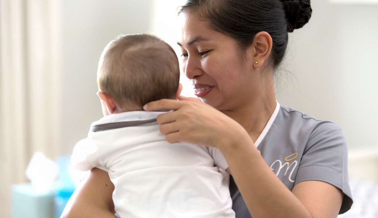 فيديو.. حقا «ملاك الرحمة».. ممرضة تحتضن طفلا خائفا من إجراء جراحة لينام بين ذراعيها