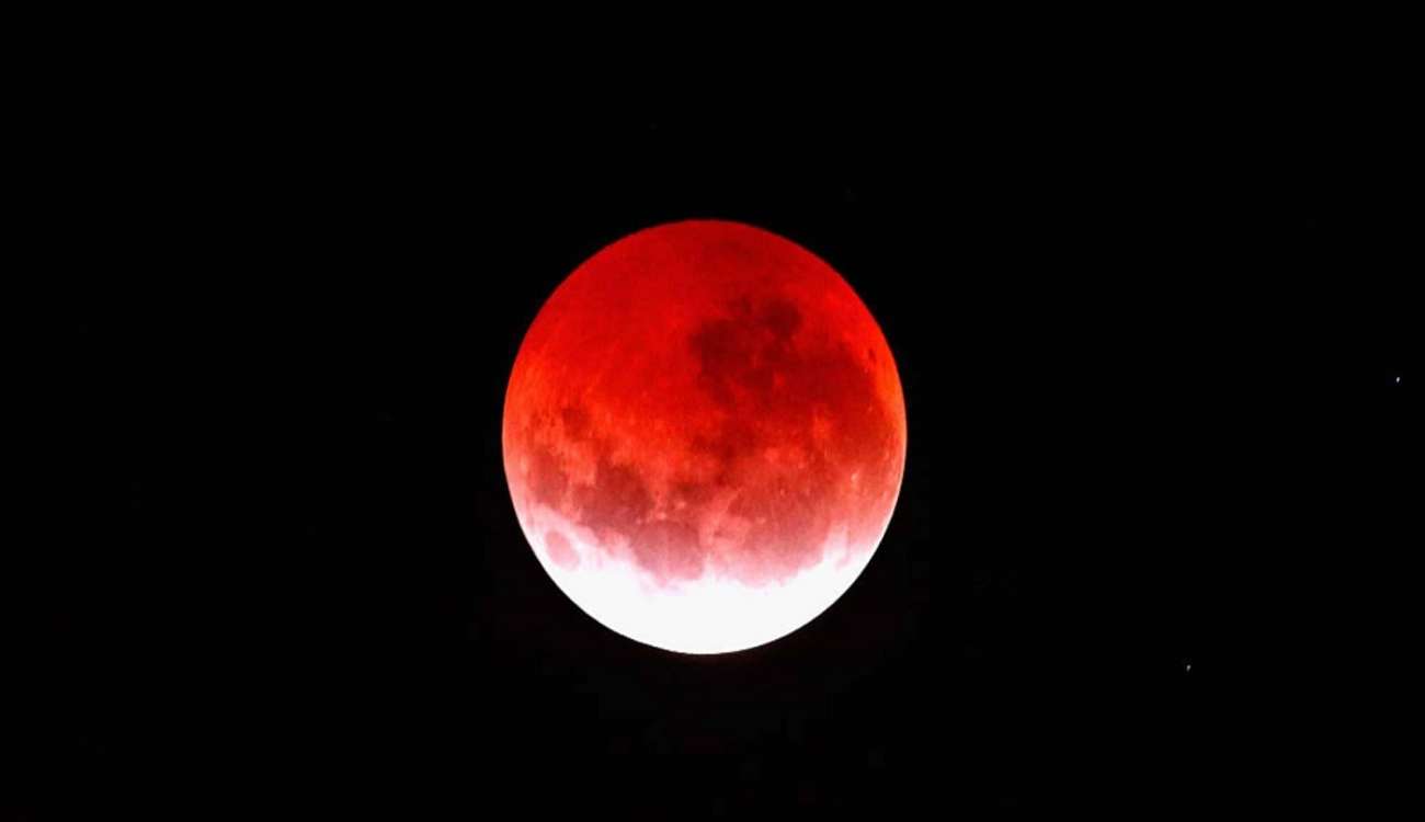 3 مليارات شخص يترقبون «قمر الذئب الدموي العملاق» فجر الإثنين.. ما هو وسبب التسمية؟