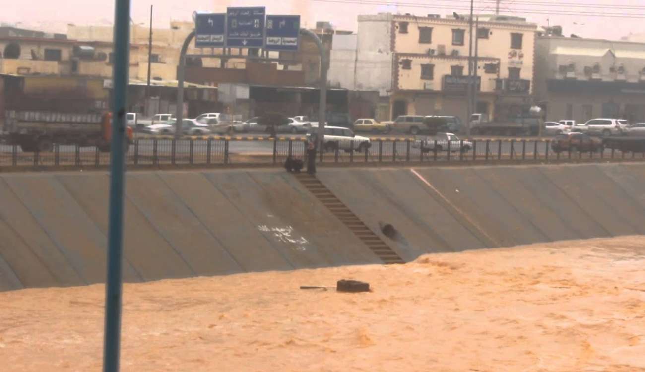 مصرع مواطن جرفت السيول مركبته في "شعيب عرعر"