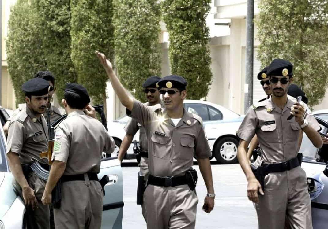 شرطة مكة تلقي القبض على 39 وافدا بتهمة الاحتيال وسرقة الحسابات البنكية