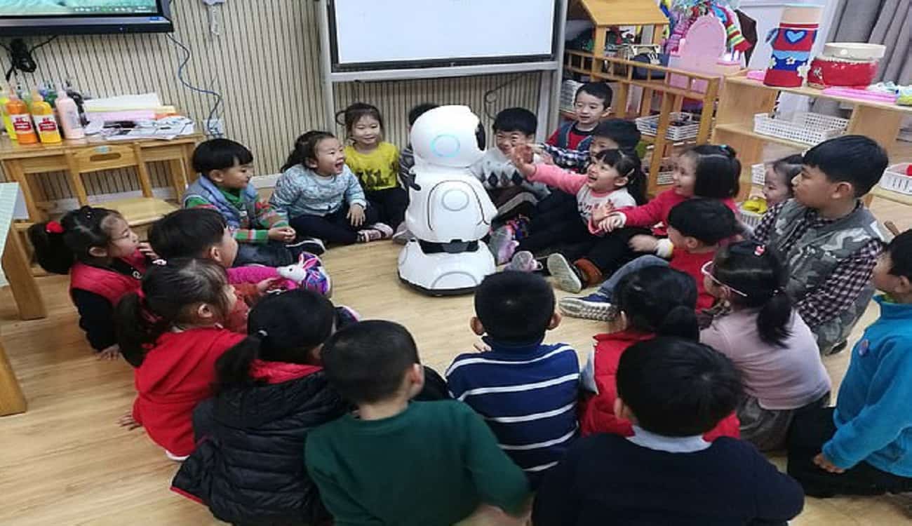 إنسانية الذكاء الاصطناعي.. الصين تعوض نقص معلمي رياض الأطفال بروبوتات تعليم الصغار