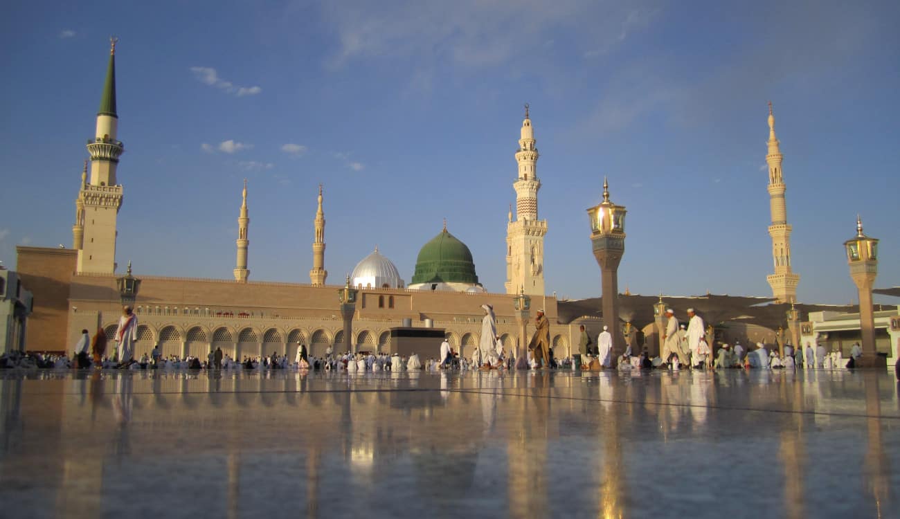 جهود جبارة لراحة المصلين ونظافة المسجد النبوي.. كم سجادة في الحرم الشريف؟