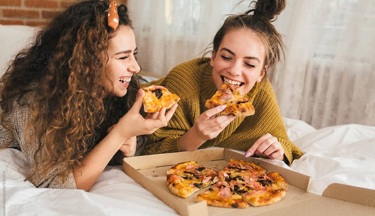 بالفيديو.. فتاتان تحاولان التهرب من سداد ثمن البيتزا بحيلة ماكرة