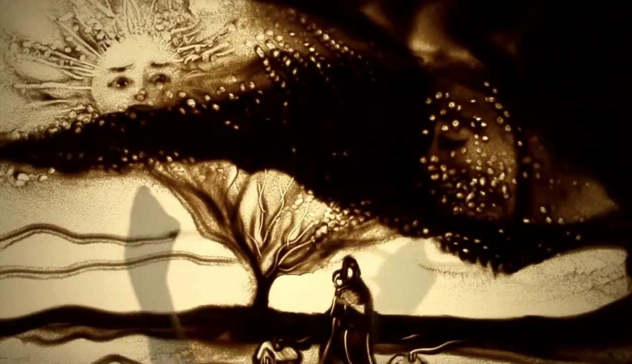 بالفيديو.. فنانة تحكي قصة مذهلة بالرسم على الرمل!