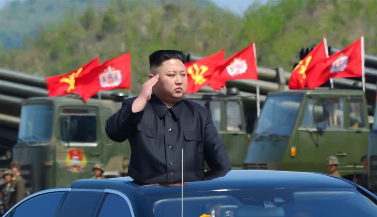 مظهر ملفت.. حراس زعيم كوريا الشمالية يركضون جانب سيارته