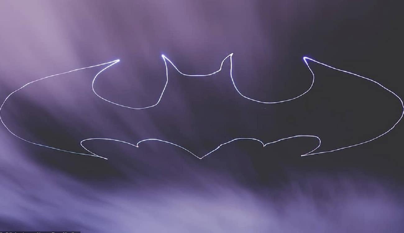 إبداع على لوحة السماء.. فنان يرسم رموزًا متقنة بطائرات الدرون