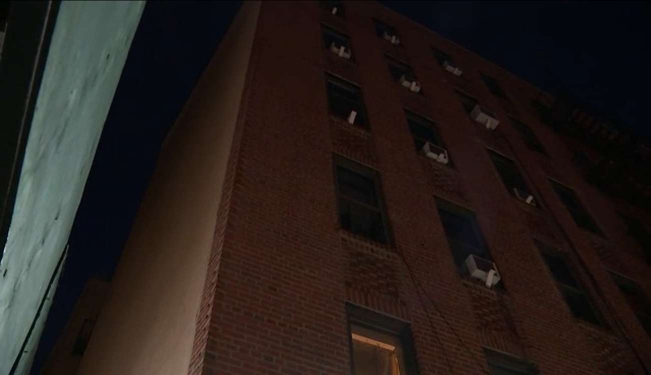 بالفيديو.. مصرع طفلة بعد سقوطها من الطابق الرابع.. والشرطة: الأم أخذت "قيلولة"