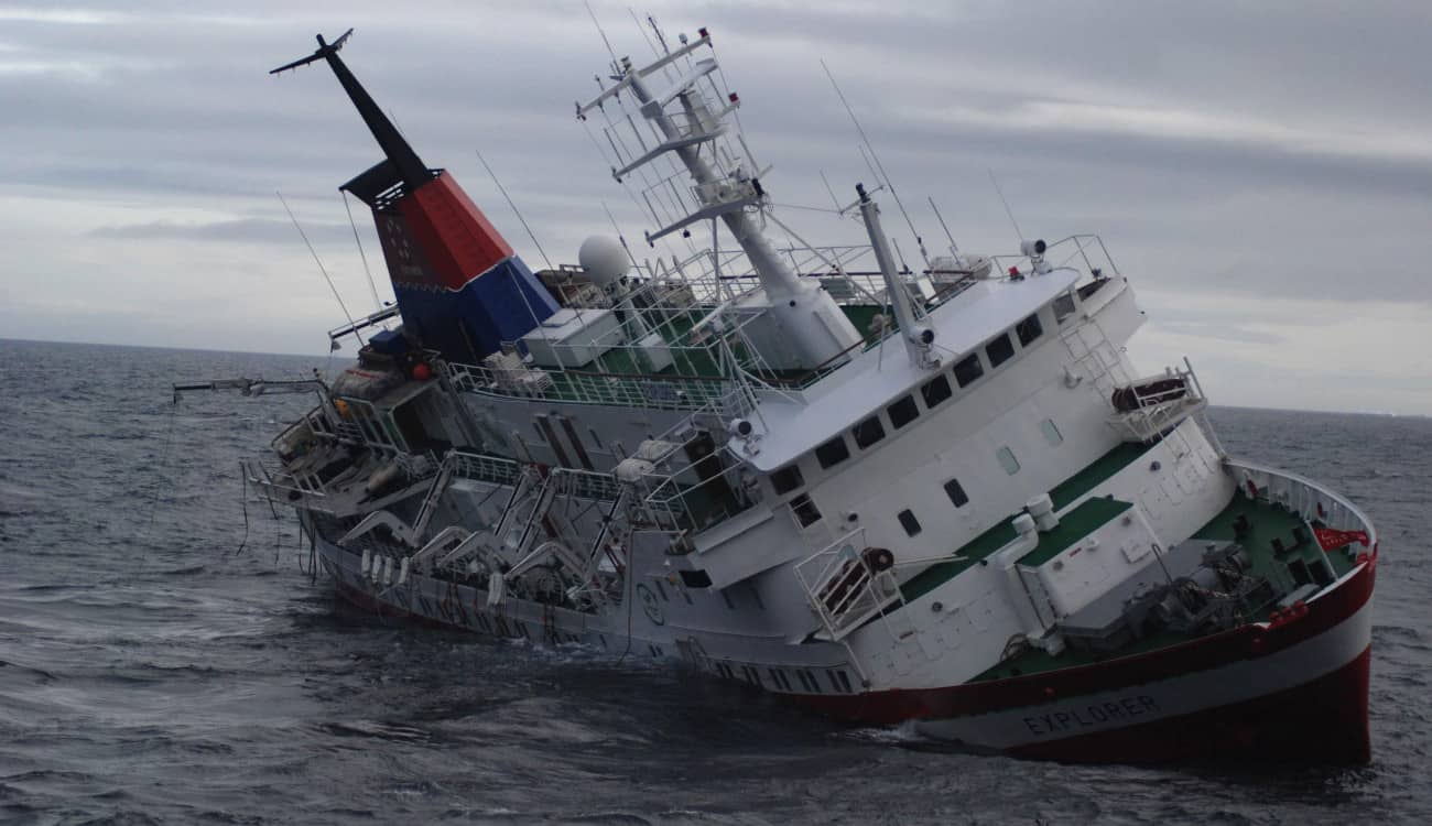 استعدادًا للغرق.. لقطات مروعة من داخل السفينة النرويجية "فايكنغ سكاي"
