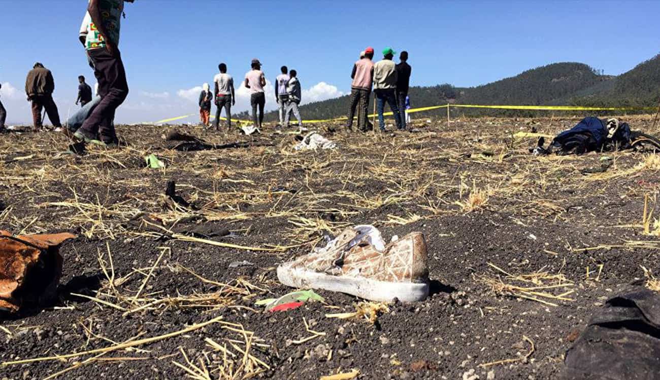 لم ينج منها أحد.. اللقطات الأولى لحطام الطائرة الإثيوبية المنكوبة