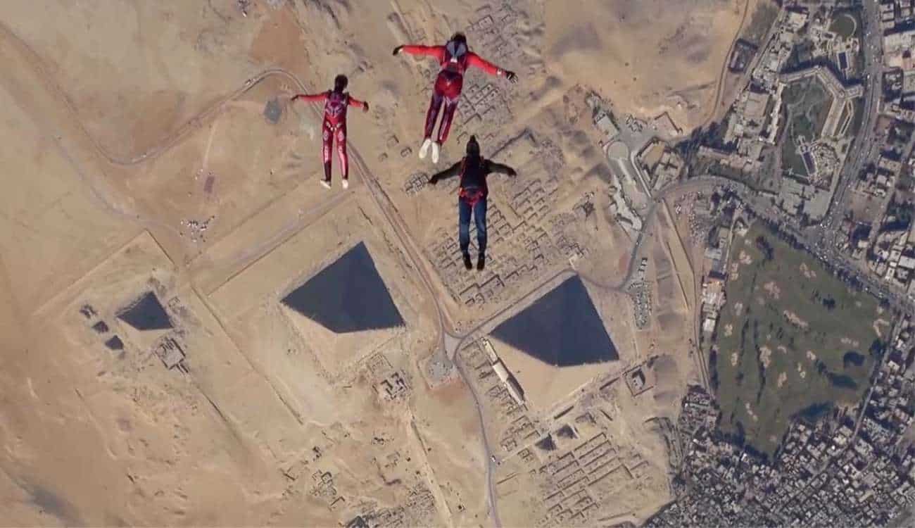 بالفيديو.. زوجان يقفزان بالمظلات فوق أهرامات الجيزة