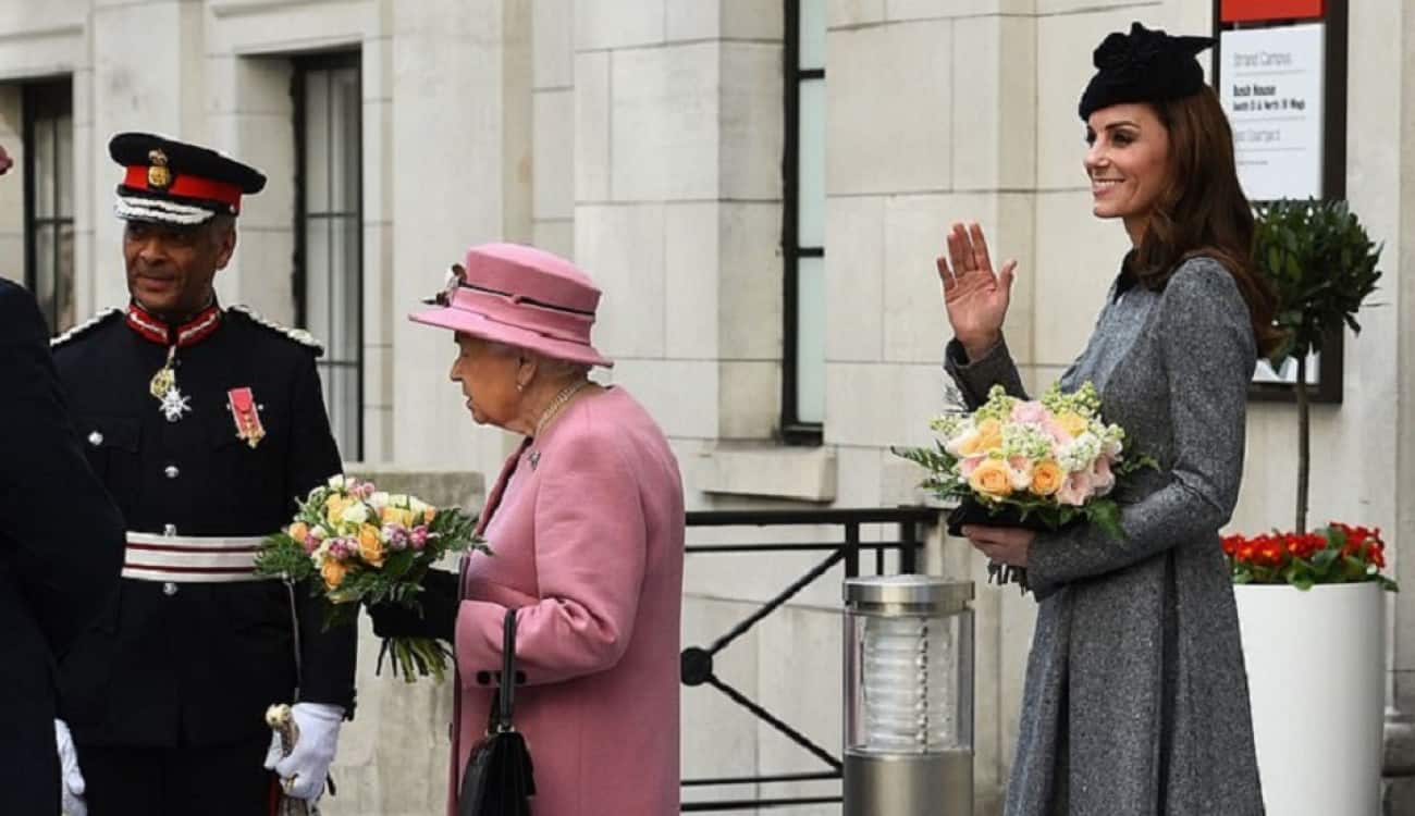 بالفيديو.. ملكة بريطانيا ودوقة كامبريدج في مهمة رسمية