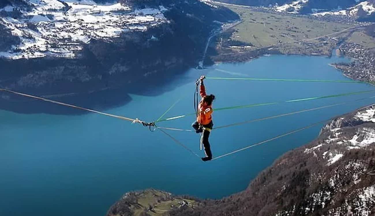 فوق بحيرة سويسرية.. مغامر يدور في الهواء على ارتفاع 3 آلاف قدم