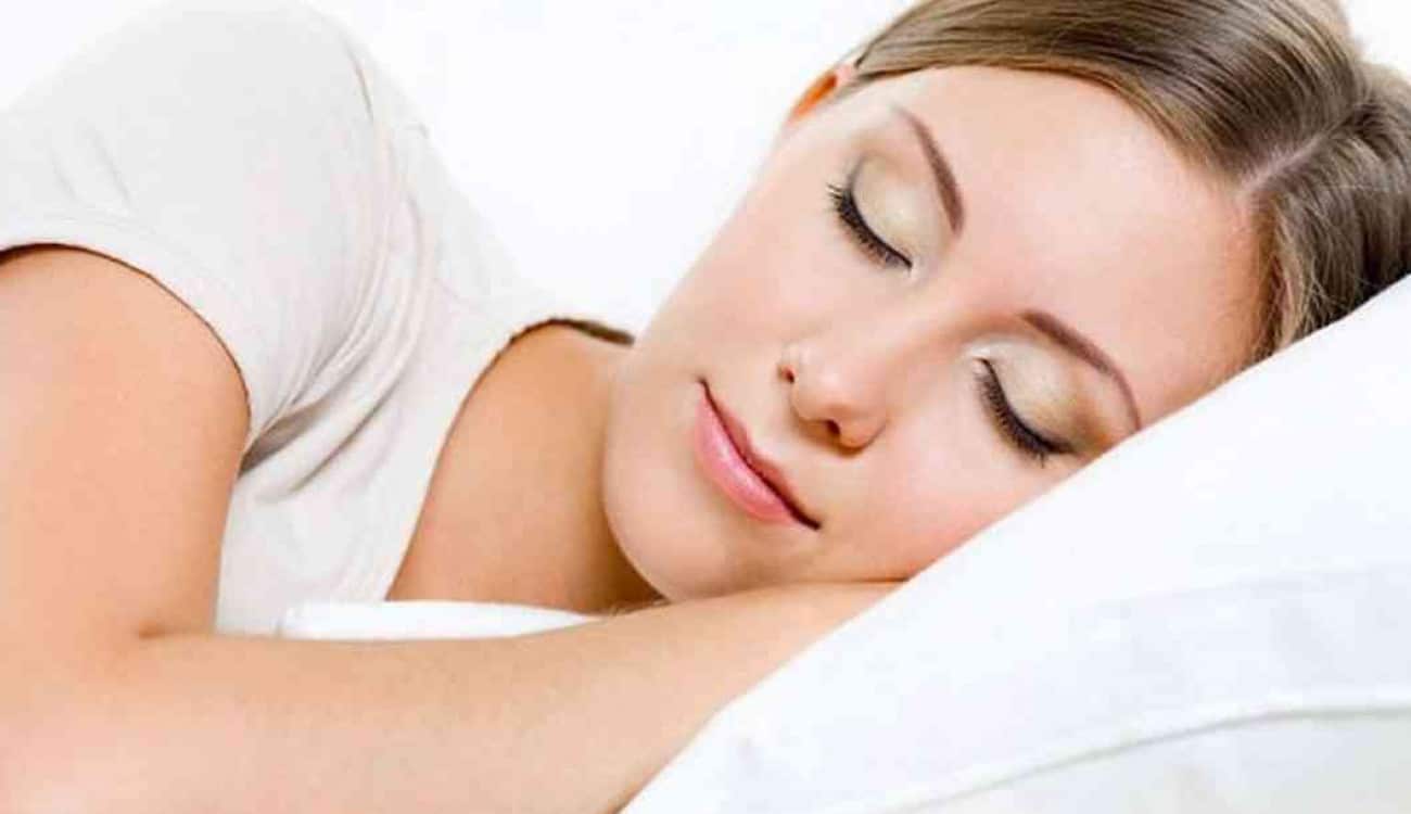 خبراء: النوم يحافظ على صحة وتألق البشرة