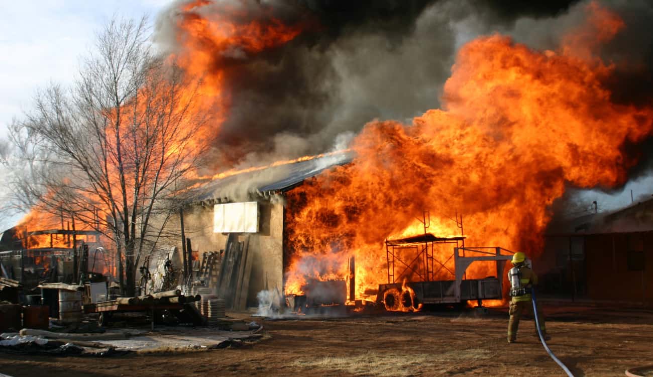 أم بطلة تقتحم النيران لإنقاذ ابنها المعاق من حريق المنزل