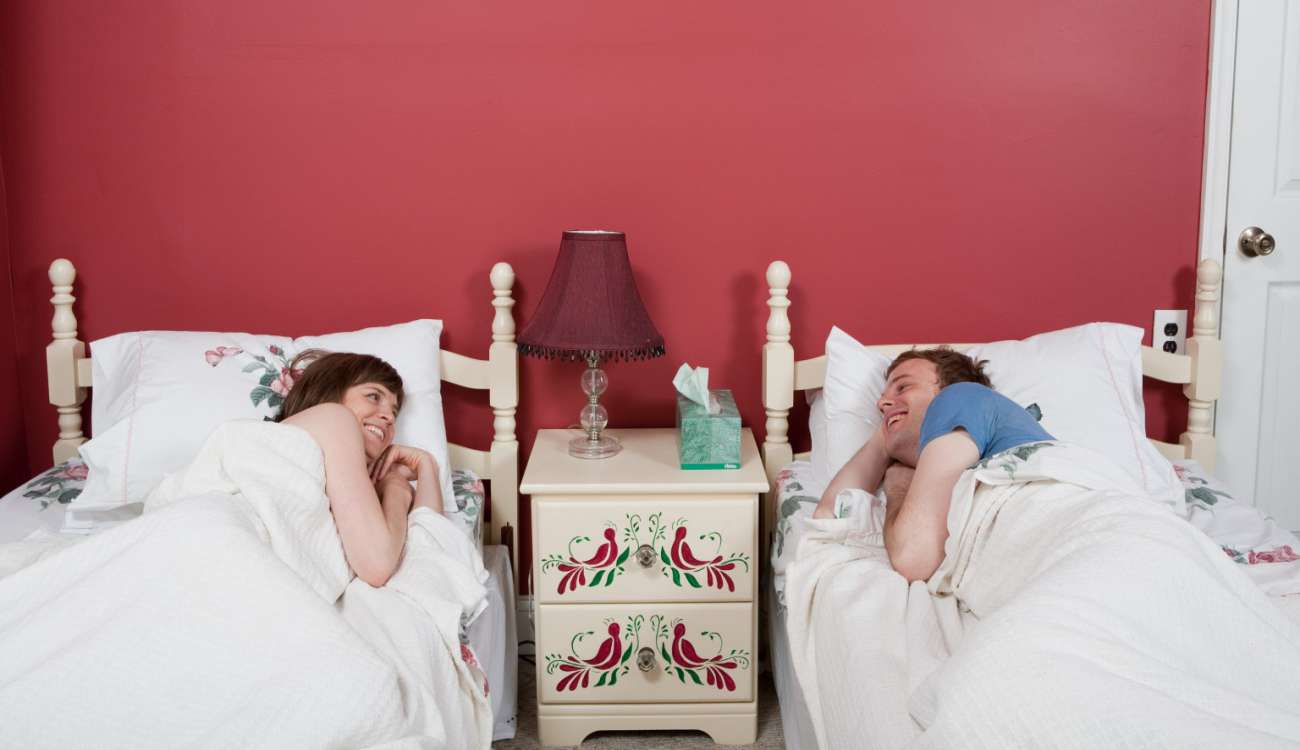 خبراء ينصحون الأزواج بالنوم في سريرين منفصلين!