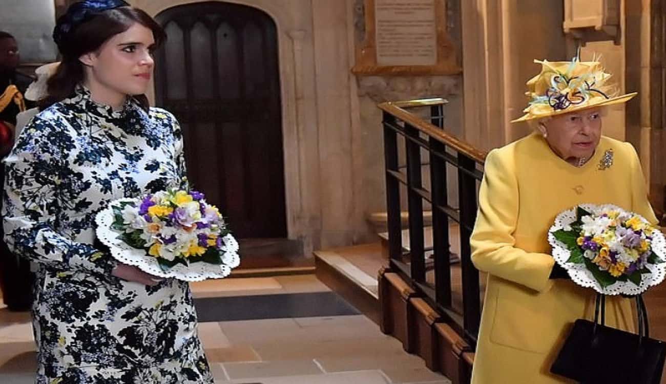 الملكة إليزابيث بالأصفر في يوم "الخميس موندي" بمشاركة حفيدتها "أوجيني"