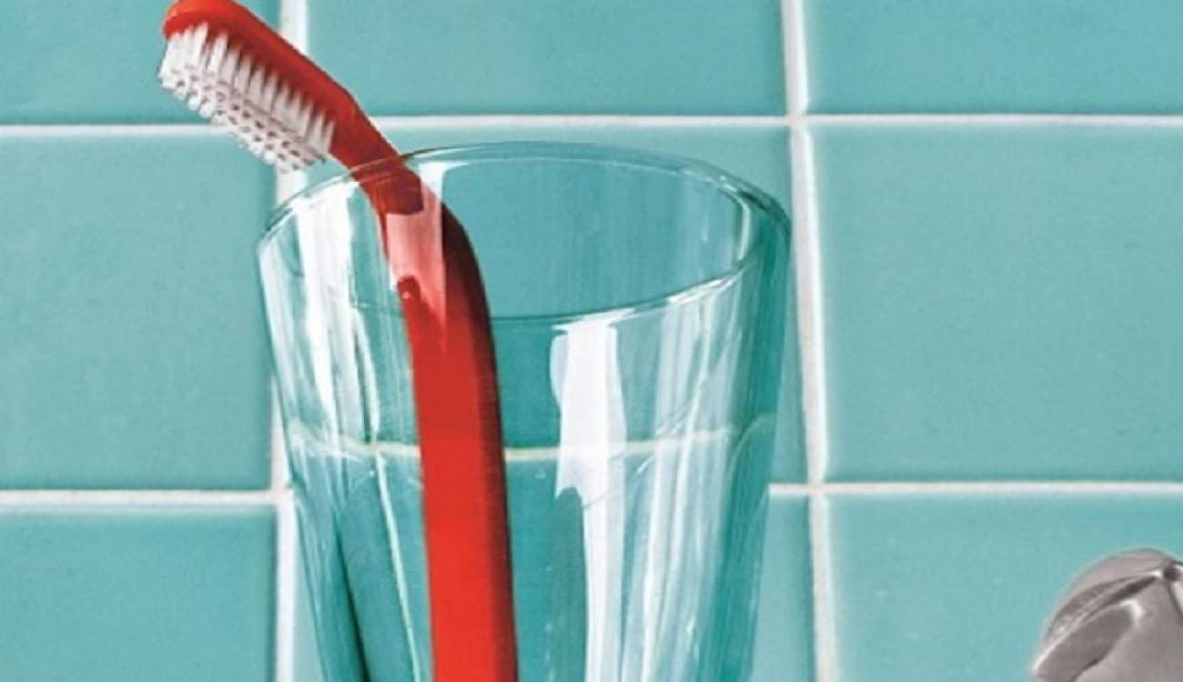 امرأة تعيش 10 أشهر بـ فرشاة أسنان في معدتها