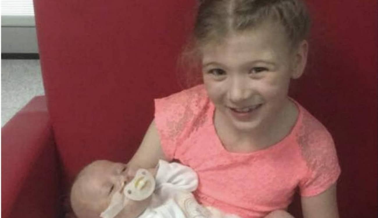 بالصور.. طفلة عمرها 6 سنوات تنقذ حياة شقيقها الرضيع