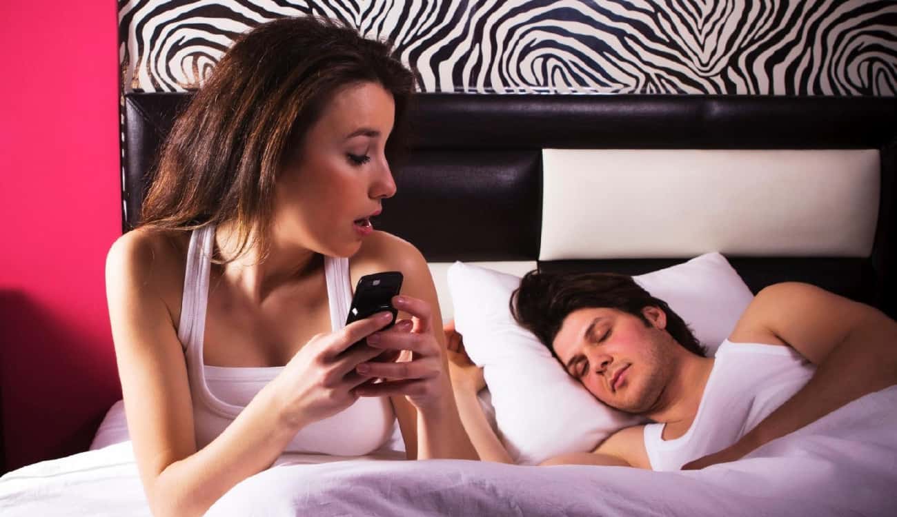 خوفًا من الخيانة.. ثلث الأزواج يتجسسون على هواتف شركائهم!