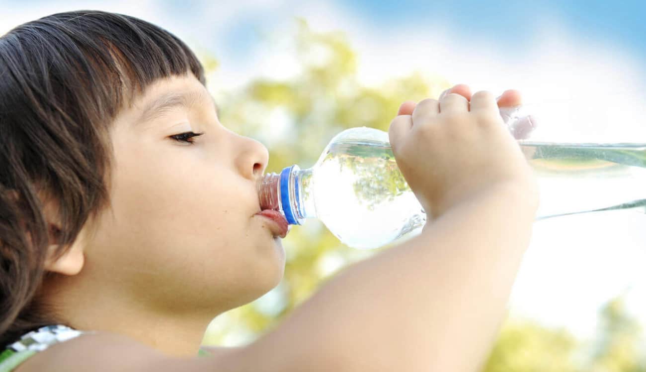 لهذه الأسباب.. شجعوا أطفالكم على شرب المياه