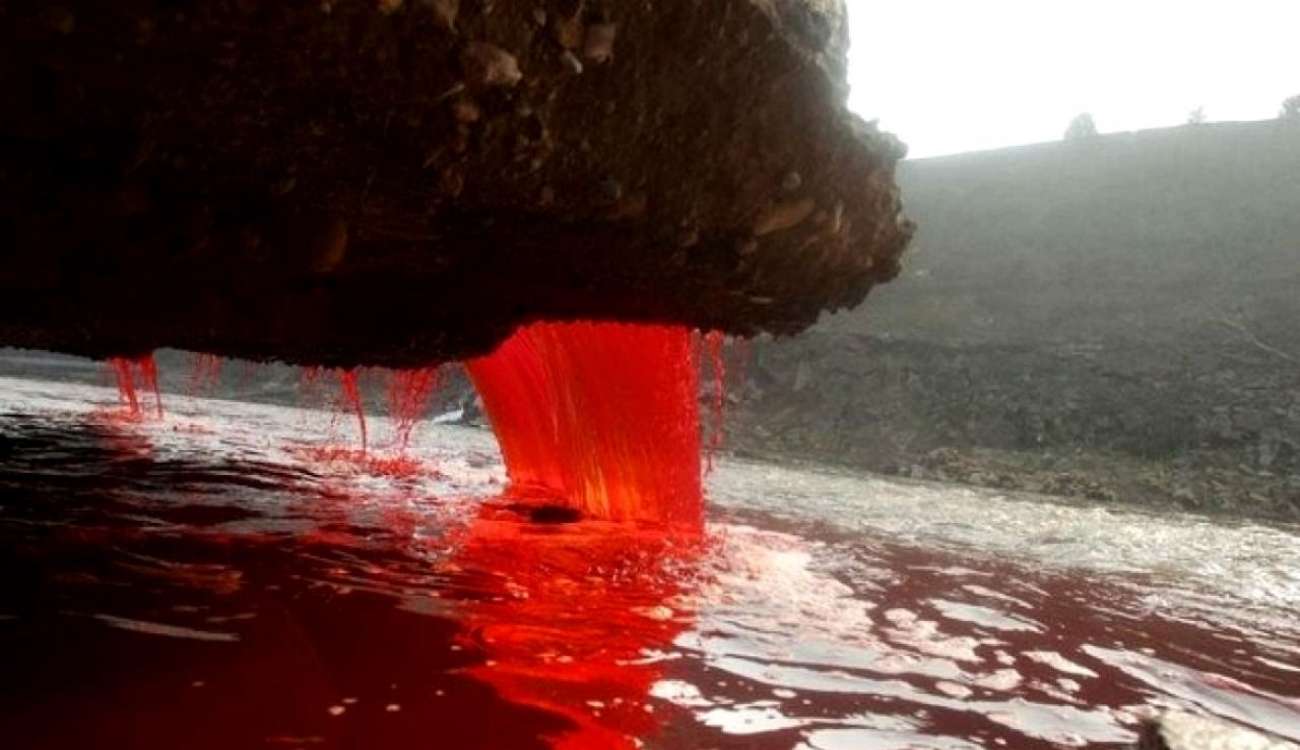 تنبع من بحيرة غامضة.. العلماء يكشفون لغز "شلالات الدم"