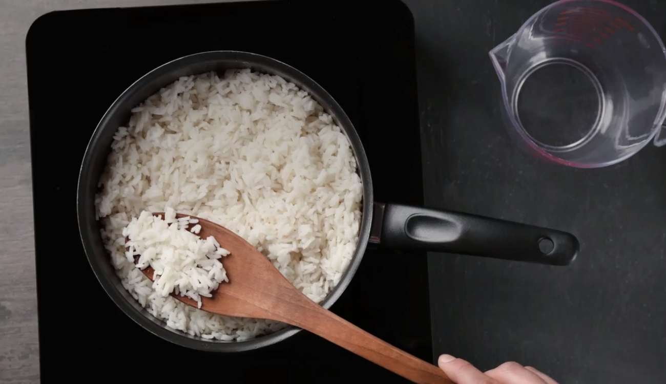 لجعل مذاقه أفضل.. خدعة سرية في طهي الأرز المثالي