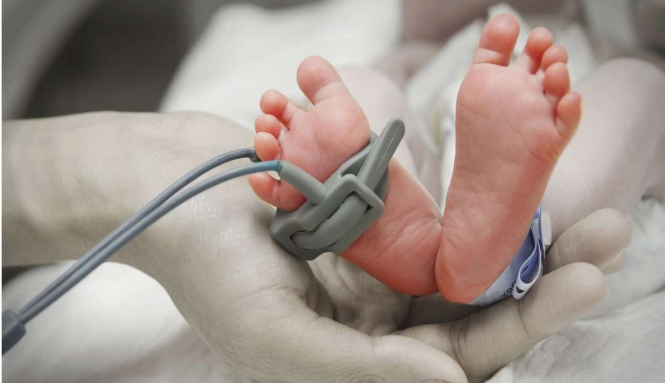 ممرضة تُبدل 5 آلاف طفل فور ولادتهم.. والسجل الطبي يكشف مفاجأة!