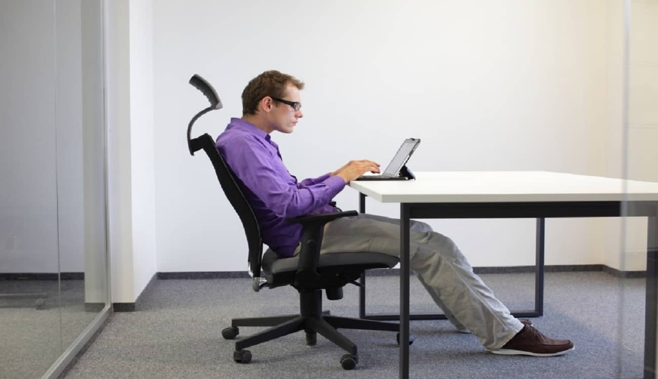دراسة صادمة: الجلوس منحنيًا الأفضل لتخفيف آلام الظهر والمفاصل!