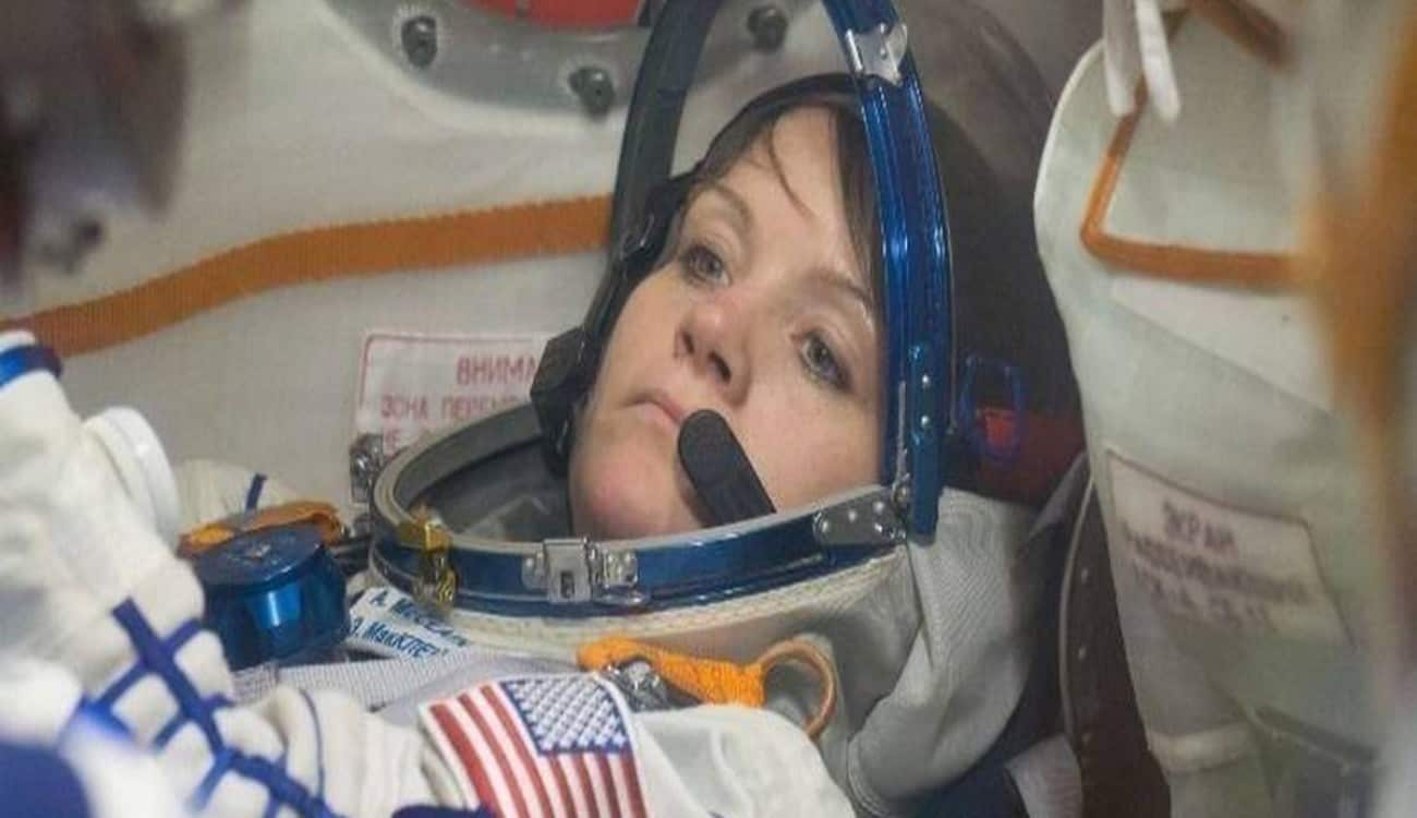 بعد 61 عامًا من صعودها الفضاء.. هبوط أول امرأة على سطح القمر 2024
