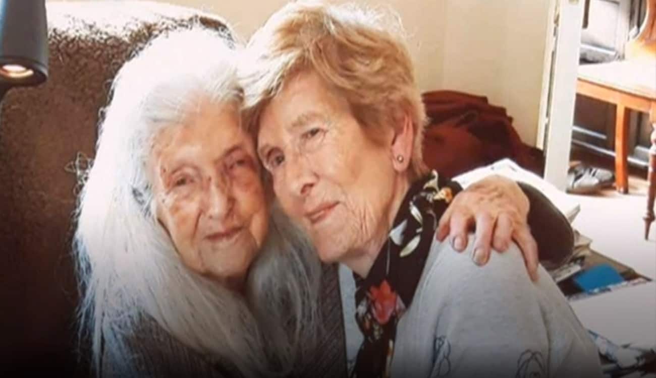 بعد بحث 6 عقود.. سيدة تعثر على والدتها بعمر 103 أعوام
