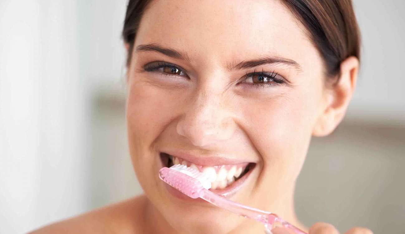 تنظيف الأسنان.. أخطاء شائعة يرتكبها الكثيرون ونتائجها قد تضعهم في ورطة!