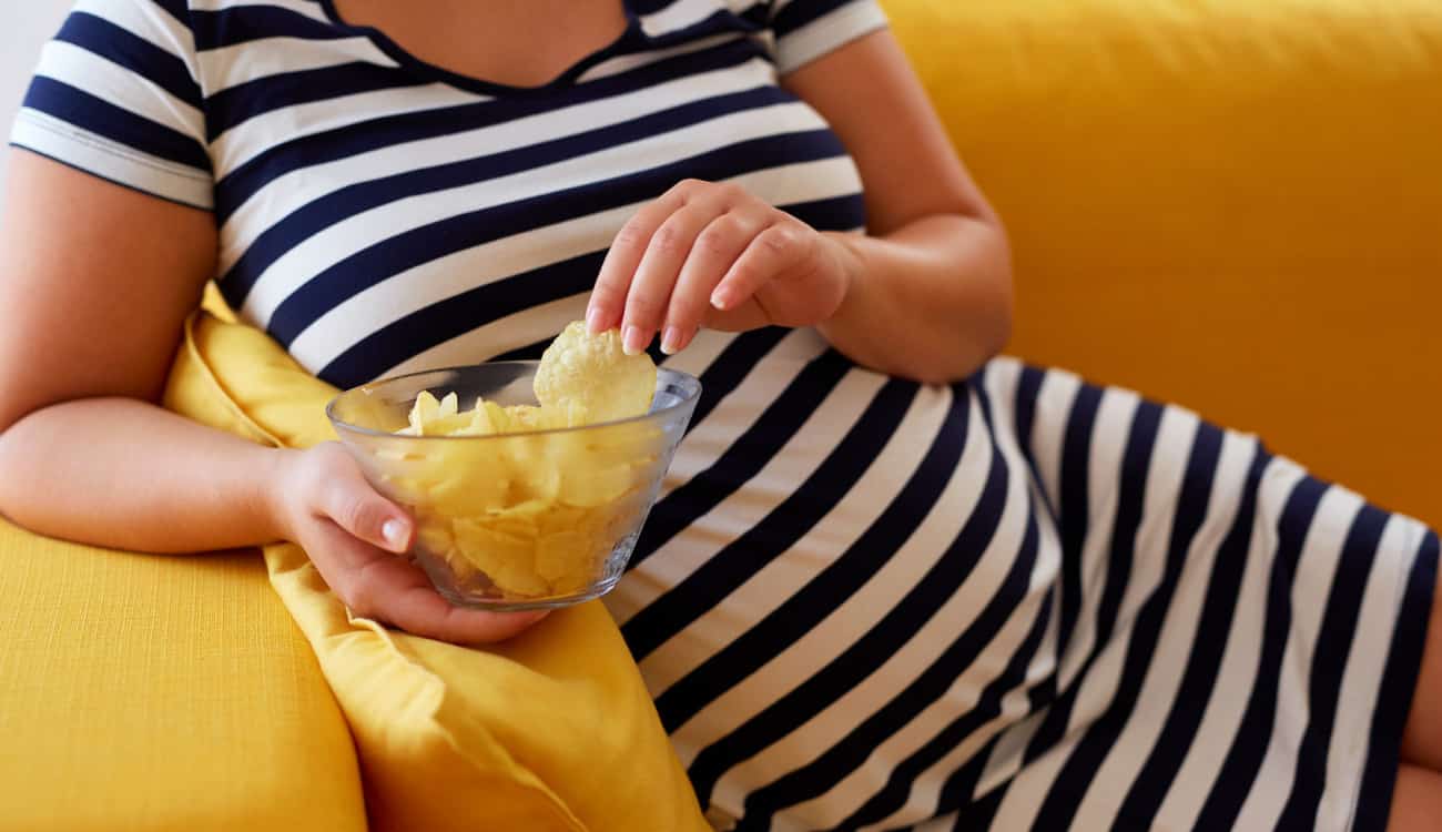 دراسة: رقائق البطاطا خطر على النساء الحوامل