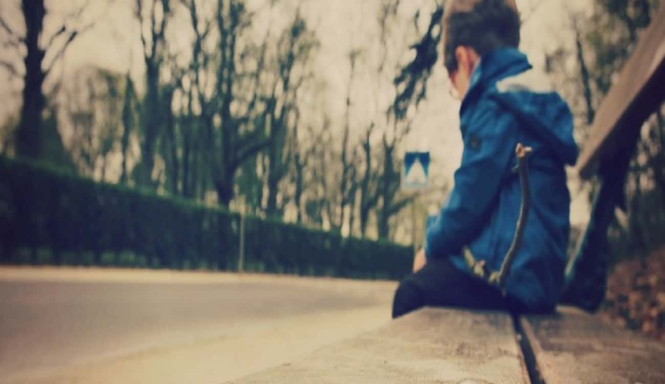 فيديو مؤثر.. شاب يحمل طفلة تائهة في الحرم على كتفيه بحثًا عن أهلها