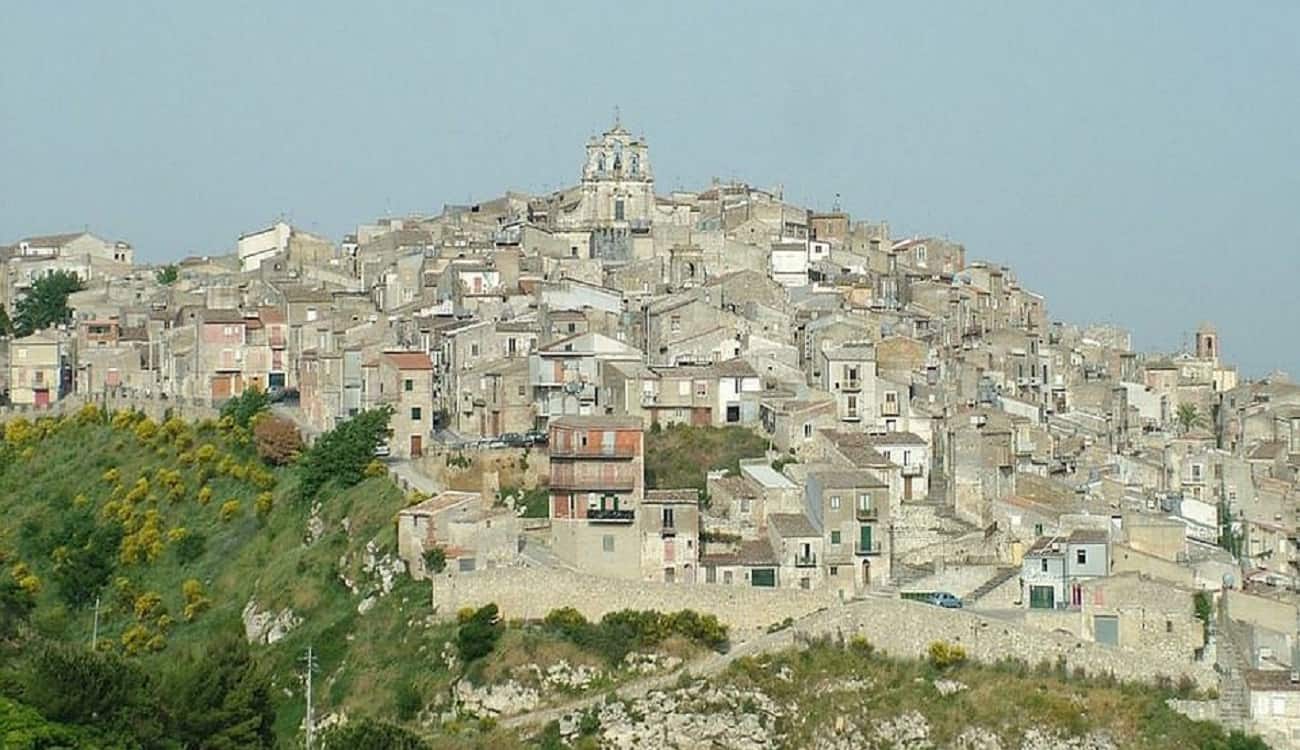 تضم 500 مبنى وأماكن أثرية.. إيطاليا تعرض قرية كاملة للبيع بشرط واحد!