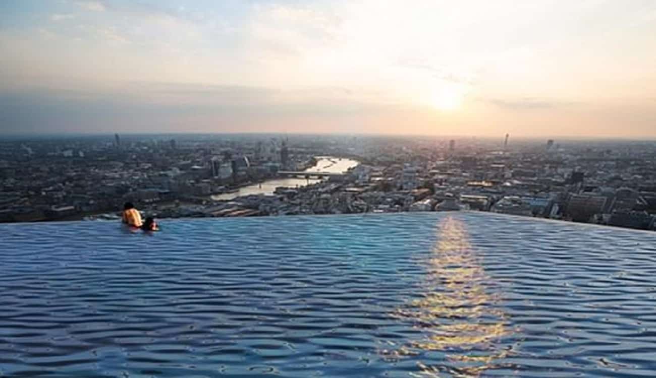 يتحدى الموت.. أخطر حمام سباحة من نوعه فوق ناطحة سحاب في لندن!
