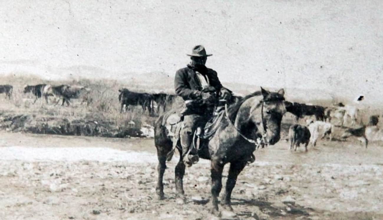 ألبوم صور يكشف خفايا حياة رعاة البقر قبل 130 سنة