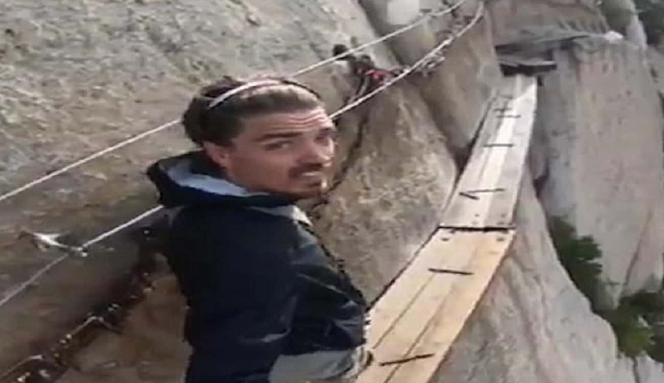 بالفيديو.. شاب يتنزه فوق الجبل الأكثر خطورة في العالم