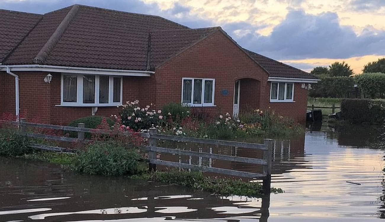 الفيضانات تشرد 600 عائلة في بريطانيا.. وتحذيرات من سوء الأوضاع