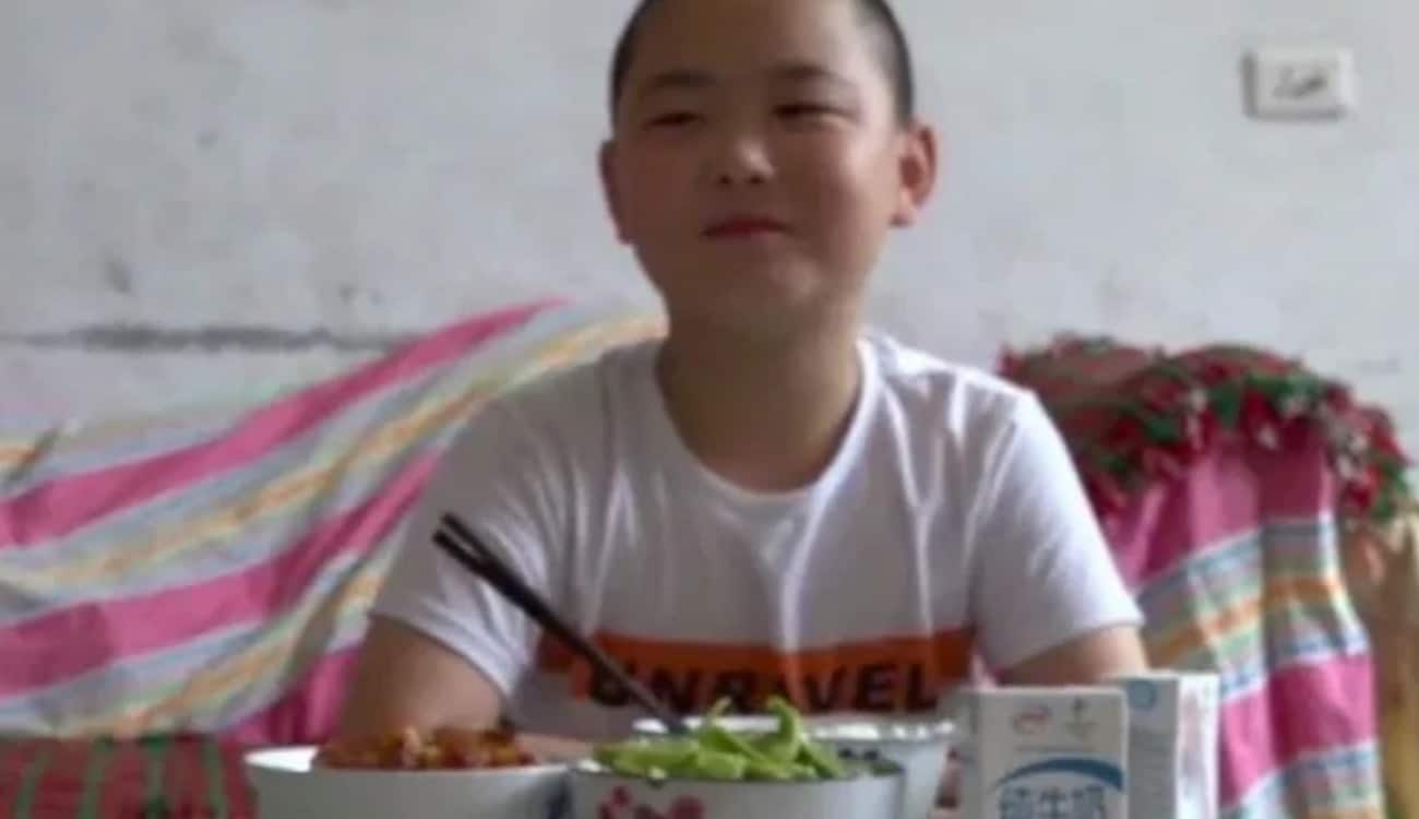 بالفيديو.. طفل بطل يكسب الكثير من الوزن لإنقاذ حياة والده