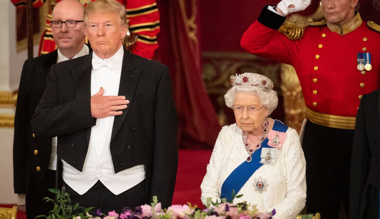 "ترامب" يخرق البروتوكول بتصرف محظور مع الملكة إليزابيث.. ليست المرة الأولى!