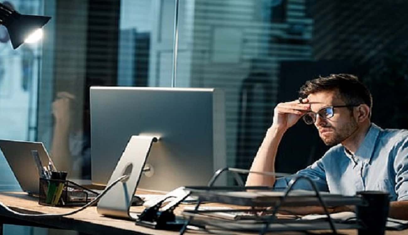دراسة: ساعات العمل الطويلة تزيد فرص الإصابة بالسكتة الدماغية
